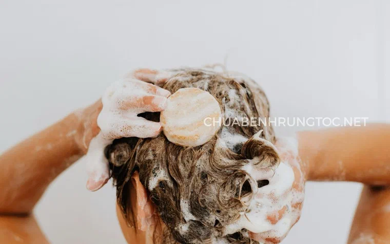 Massage da đầu bằng đầu ngón tay trong lúc gội lần 2