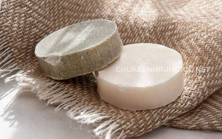 Hai bánh dầu gội thảo dược dạng thanh đặt trên tấm vải bố