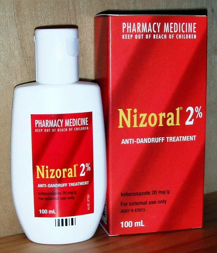 Chai dầu gội Nizoral 2% cùng hộp giấy của sản phẩm