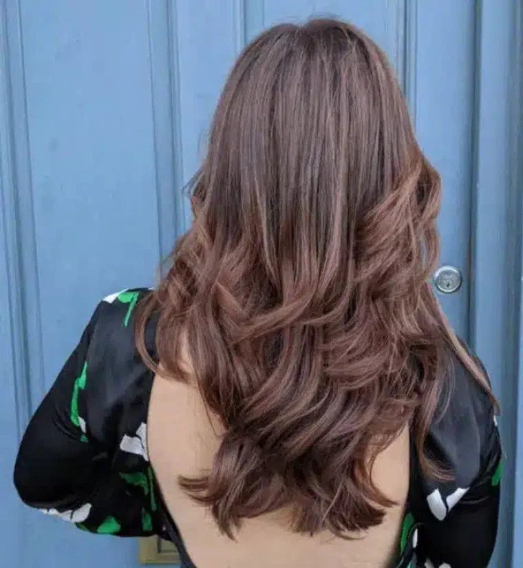 Tóc butterfly nhìn từ phía sau, các tầng xếp chồng và đuôi uốn cụp vào trong