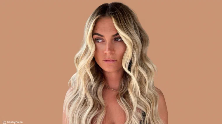 Tóc dài xoăn lơi kiểu beach waves trên nền tóc sáng màu