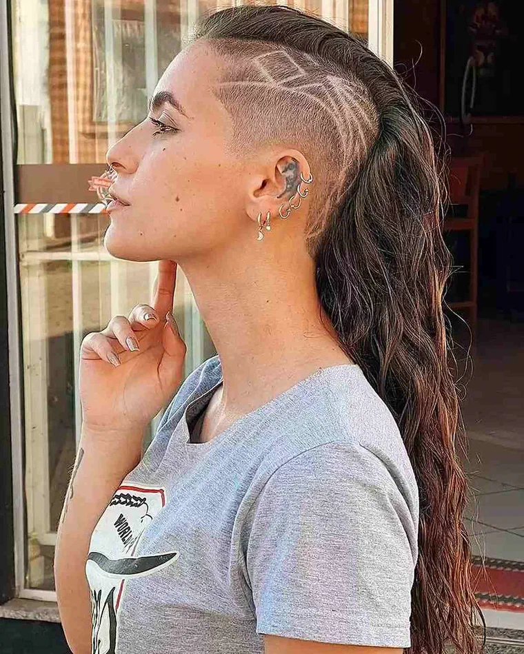 Undercut nữ với phần tóc dài phủ lên vùng cạo sát