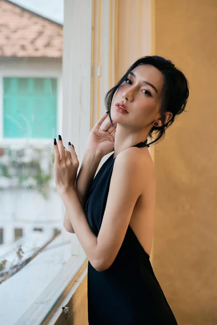 Lynk Lee với tóc đen búi thấp rối sau gáy, tóc con để lơi quanh trán