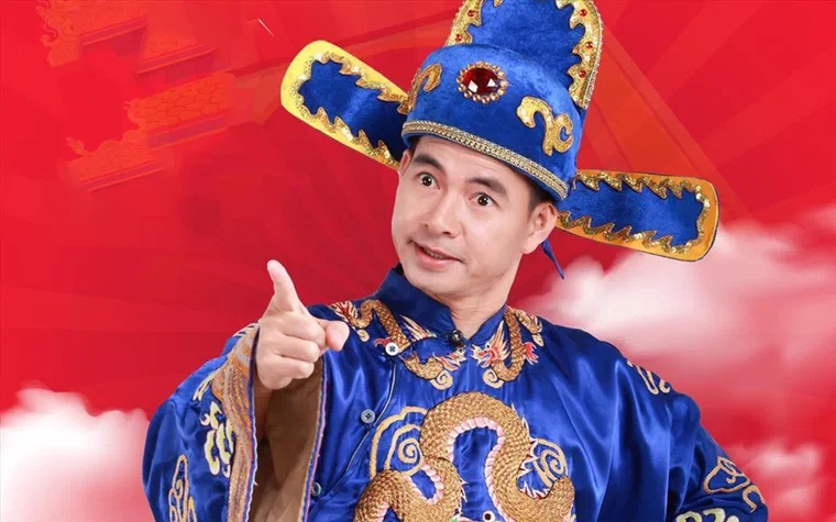 Xuân Bắc trong vai Nam Tào, áo bào xanh lam thêu rồng, mũ cánh chuồn xanh, chỉ lộ tóc mai đen ngắn