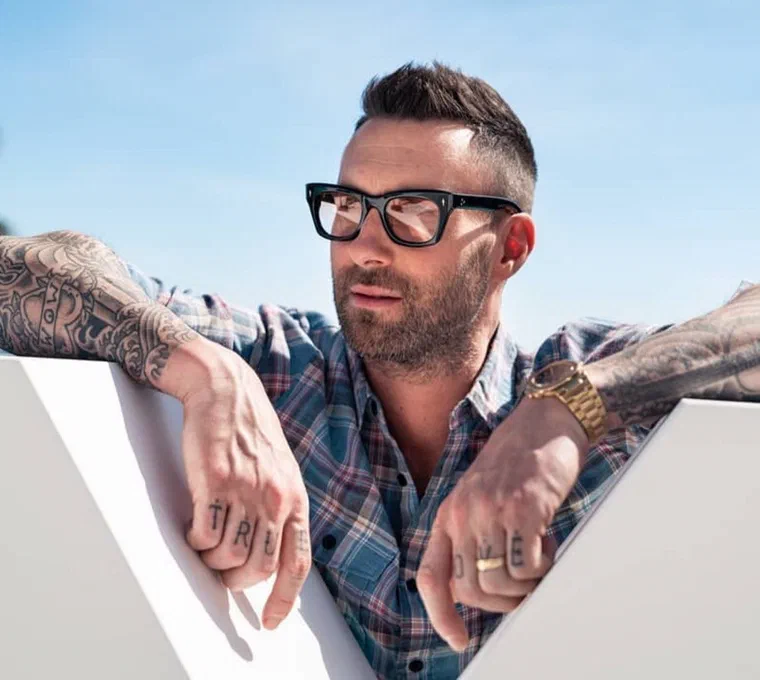 Adam Levine với kiểu buzz cut