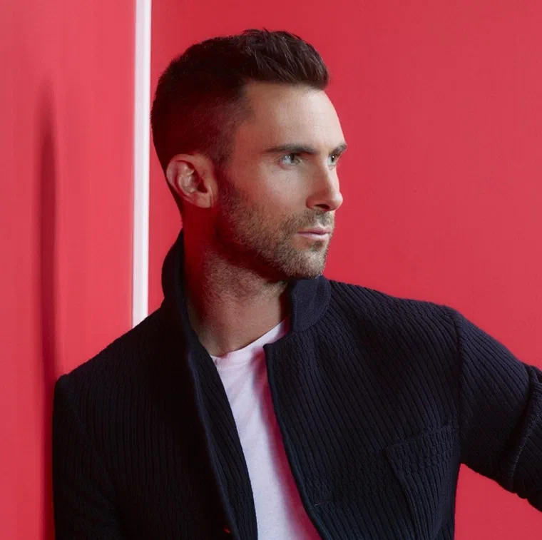 Adam Levine với tóc chải ngược kiểu pompadour