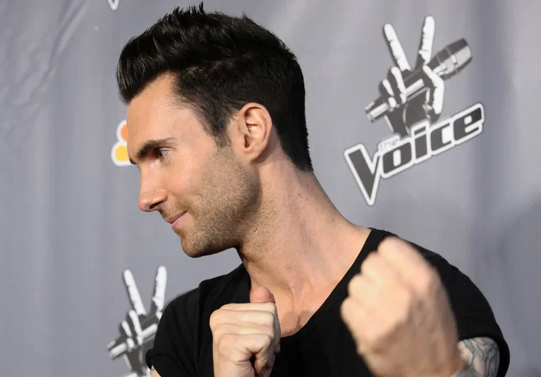 Adam Levine với kiểu tóc ngắn vuốt nhẹ
