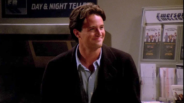 Chandler Bing với kiểu tóc rẽ ngôi mềm ở các mùa đầu Friends