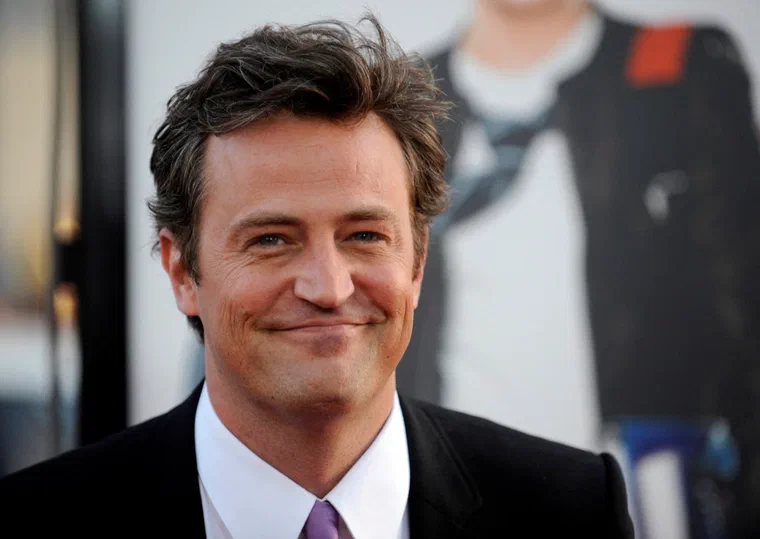 Chandler Bing với kiểu tóc ngắn gọn kiểu công sở