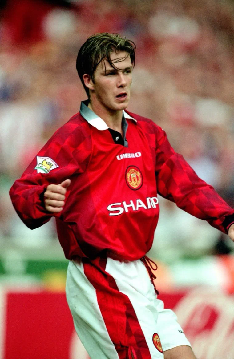 David Beckham với kiểu tóc curtains thời Manchester United thập niên 1990